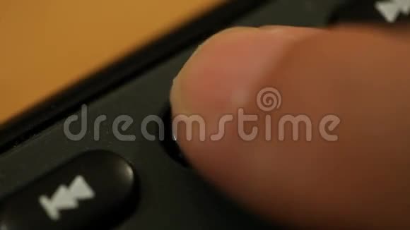 人食指按下播放按钮视频的预览图