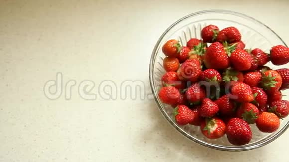 新鲜多汁的草莓滑梯在盘子上全高清机动滑块1080便士视频的预览图