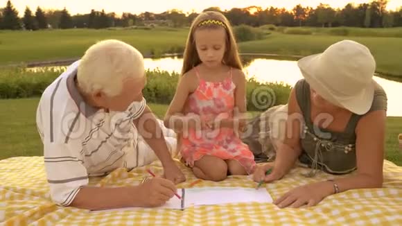祖父母和孙女在户外画画视频的预览图