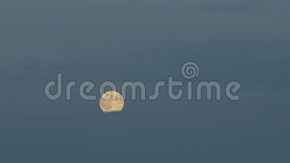 满月笼罩深蓝色的天空视频的预览图