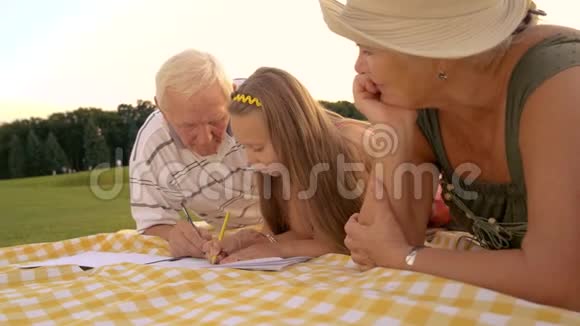 孩子和祖父母在户外画画视频的预览图