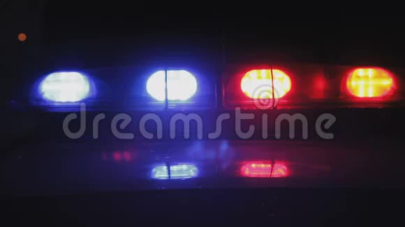 警方车辆紧急夜间照明视频的预览图