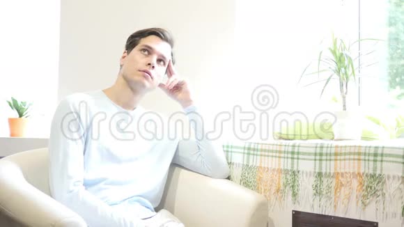 一位年轻女子坐在家里思考的画像视频的预览图