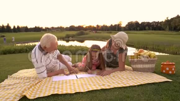 祖父母和孙女在户外画画视频的预览图