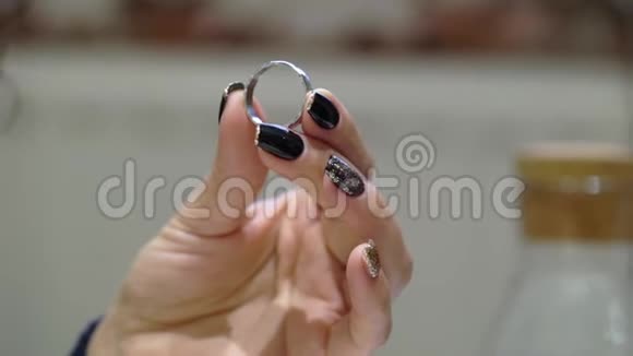选择珠宝戒指大小的人视频的预览图