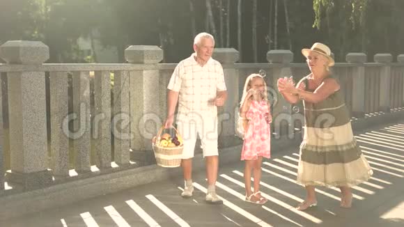 孙女和祖父母在户外玩得很开心视频的预览图