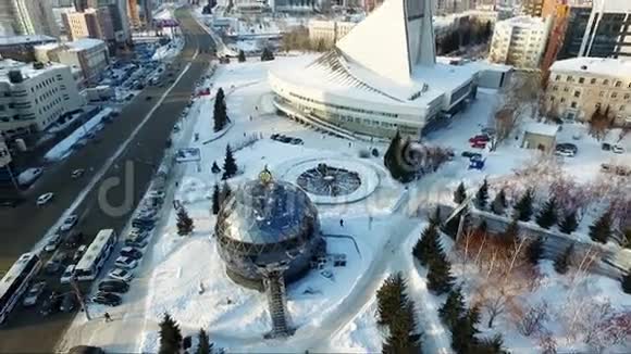 冬天飞越城市公园球形建筑车辆交通视频的预览图