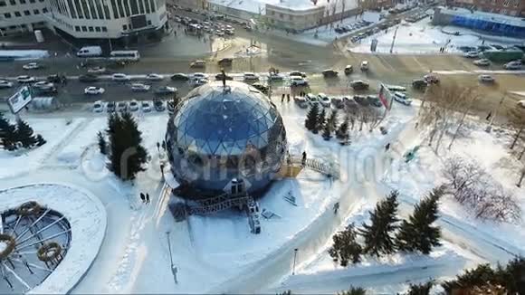 冬天飞越小城市公园球形建筑车辆交通视频的预览图