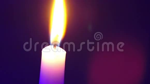 彩色背景上的蜡烛在移动视频的预览图