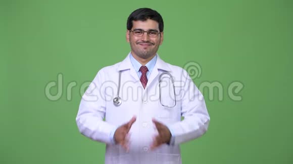 年轻英俊的波斯人医生在说话视频的预览图
