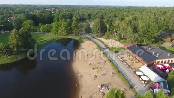 湖海滩空中观景台森林无人驾驶视频的预览图