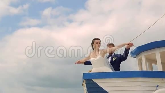 小船上的新婚夫妇新娘和新郎在船上视频的预览图