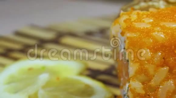 竹席旋转上的寿司卷视频的预览图