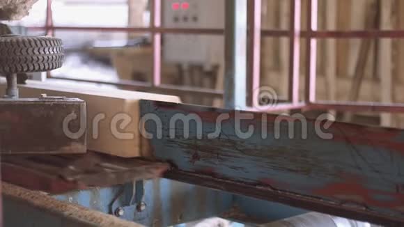 锯木厂木工机上的木材板视频的预览图