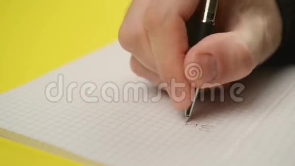 男人在笔记本上写笔记用手有选择地合上稳定的镜头视频的预览图