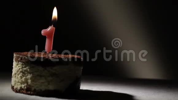 蒂拉米苏蛋糕里的蜡烛视频的预览图
