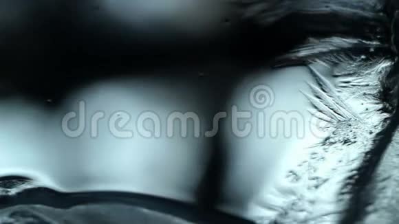 冰冻图案出现在湿玻璃上视频的预览图