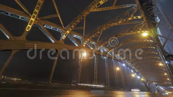 夜间桥上车辆通行时间的推移视频的预览图
