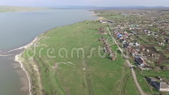 在美丽的湖上飞行俄罗斯视频的预览图