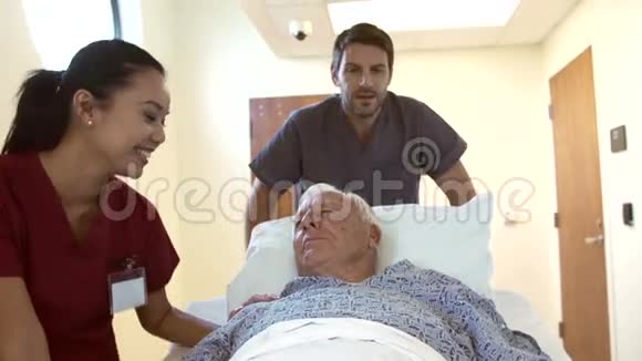 老年男性病人在医院走廊被轮走视频的预览图