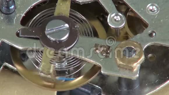 旧的模拟时钟齿轮运动视频的预览图