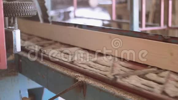 锯木厂木工机切割木工板视频的预览图