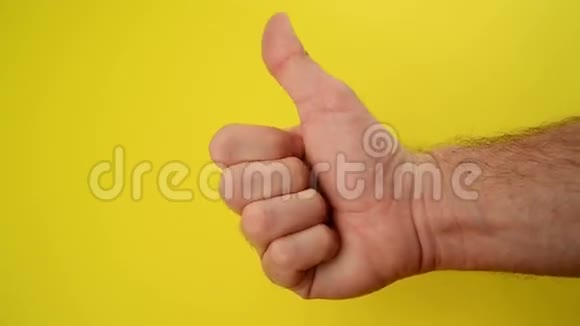 拇指向上为像男性手支持黄色背景视频的预览图