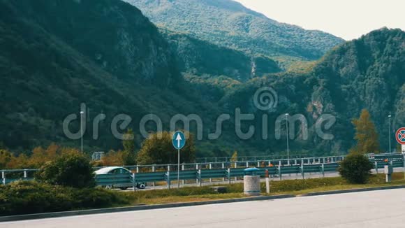 在奥地利阿尔卑斯山的一条美丽的山路上欣赏风景欣赏群山和绿色的草地视频的预览图