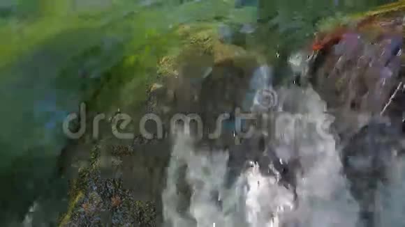 水流迅速从岩石上掉下来特写视频的预览图