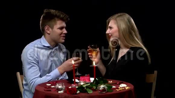 可爱的年轻夫妇在浪漫的晚餐视频的预览图