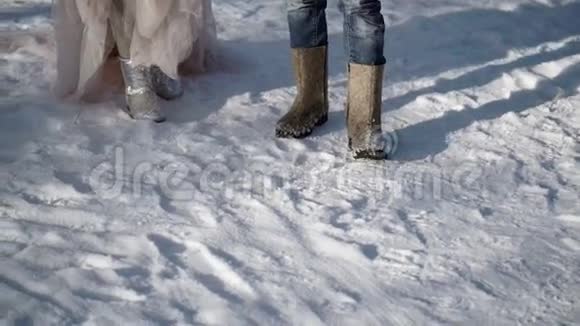 冬天男人和女人在公园里散步视频的预览图