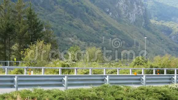 在奥地利阿尔卑斯山的一条美丽的山路上欣赏风景欣赏群山和绿色的草地视频的预览图