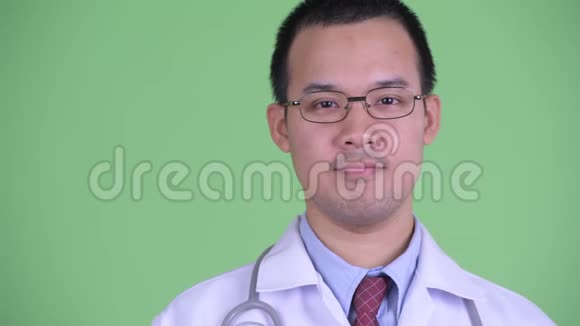 戴眼镜的快乐亚洲男医生的脸视频的预览图