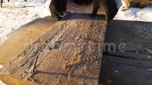 年轻人修理圆锯冬天在街上在乡下视频的预览图