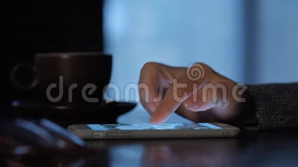 女性手使用智能手机视频的预览图