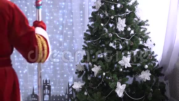 圣诞老人圣诞树视频的预览图