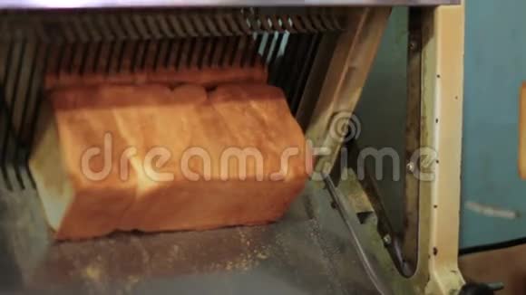 面包机切成薄片视频的预览图