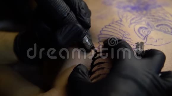 艺术家在男人特写的胸部画一个纹身视频的预览图