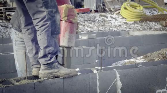 家庭房屋基础浇筑泵砼详图工人在现场工作视频的预览图