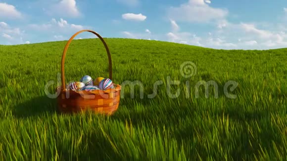 彩蛋放在草地上的复活节篮子视频的预览图