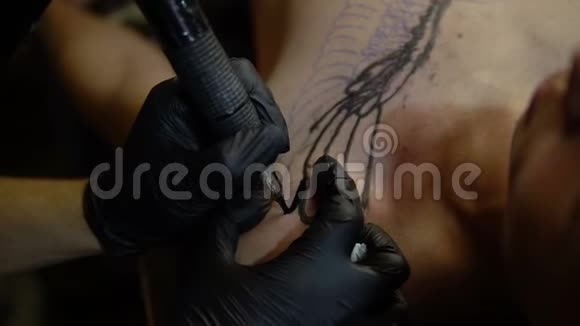艺术家在男人特写的胸部画一个纹身视频的预览图