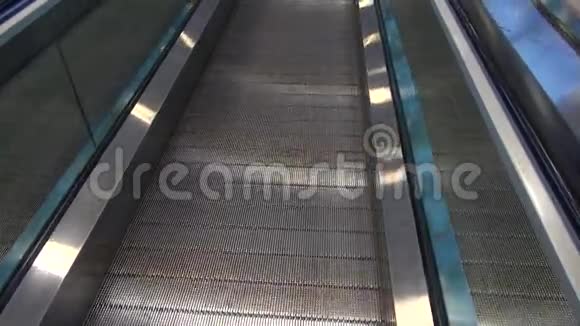 自动扶梯步行平台视频的预览图