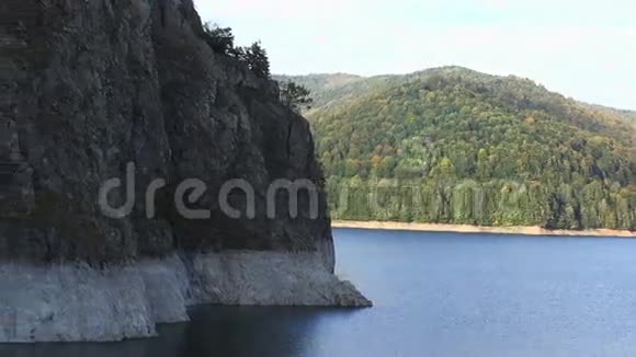 从一个湖和一座山上放大隧道入口视频的预览图
