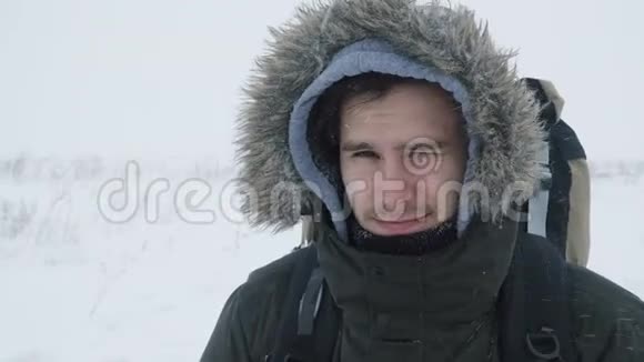 年轻人穿过暴风雪视频的预览图
