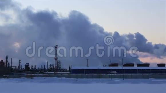 日落天空背景下的炼油厂霜雪的冬夜横向全景视频的预览图