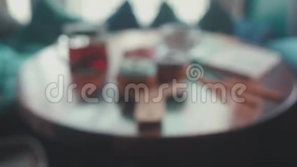 美味早餐一杯茶和甜甜圈视频的预览图