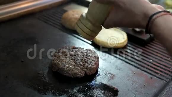平底锅上的汉堡馅饼视频的预览图