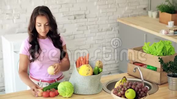 厨房里的年轻女人素食生活视频的预览图