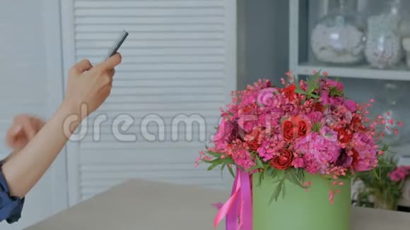女人用智能手机拍下美丽的花束视频的预览图