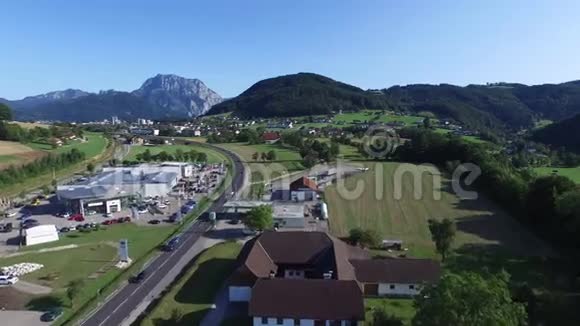 格林登奥地利阿尔卑斯山高速公路上驾驶汽车的录像视频的预览图